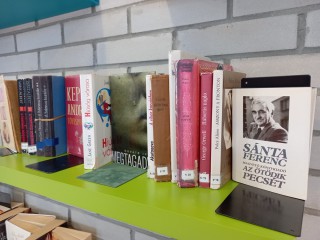 A kihelyezett könyvek a Témánál vagyunk polcon