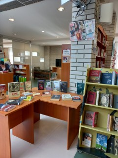 A kihelyezett könyvek a kortárs szerzők polcon