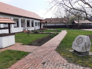 Emlékkő a tájház udvarán