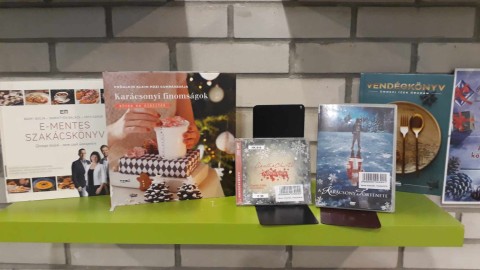 A Témánál vagyunk polcra kihelyezett könyvek