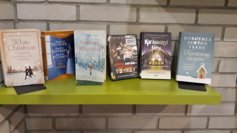 A Témánál vagyunk polcra kihelyezett könyvek