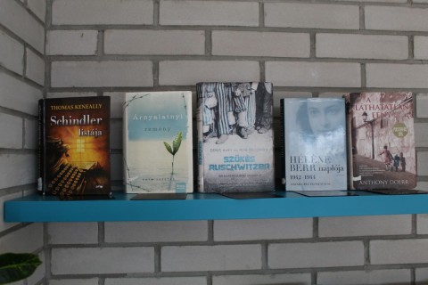 A Témánál vagyunk polcra kihelyezett könyvek