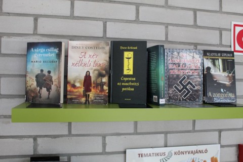 A Témánál vagyunk polcra kihelyezett könyvek