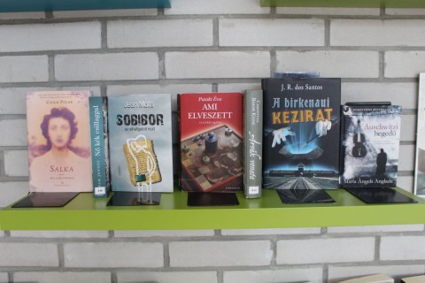 A Témánál vagyunk polcra kihelyezett könyvek