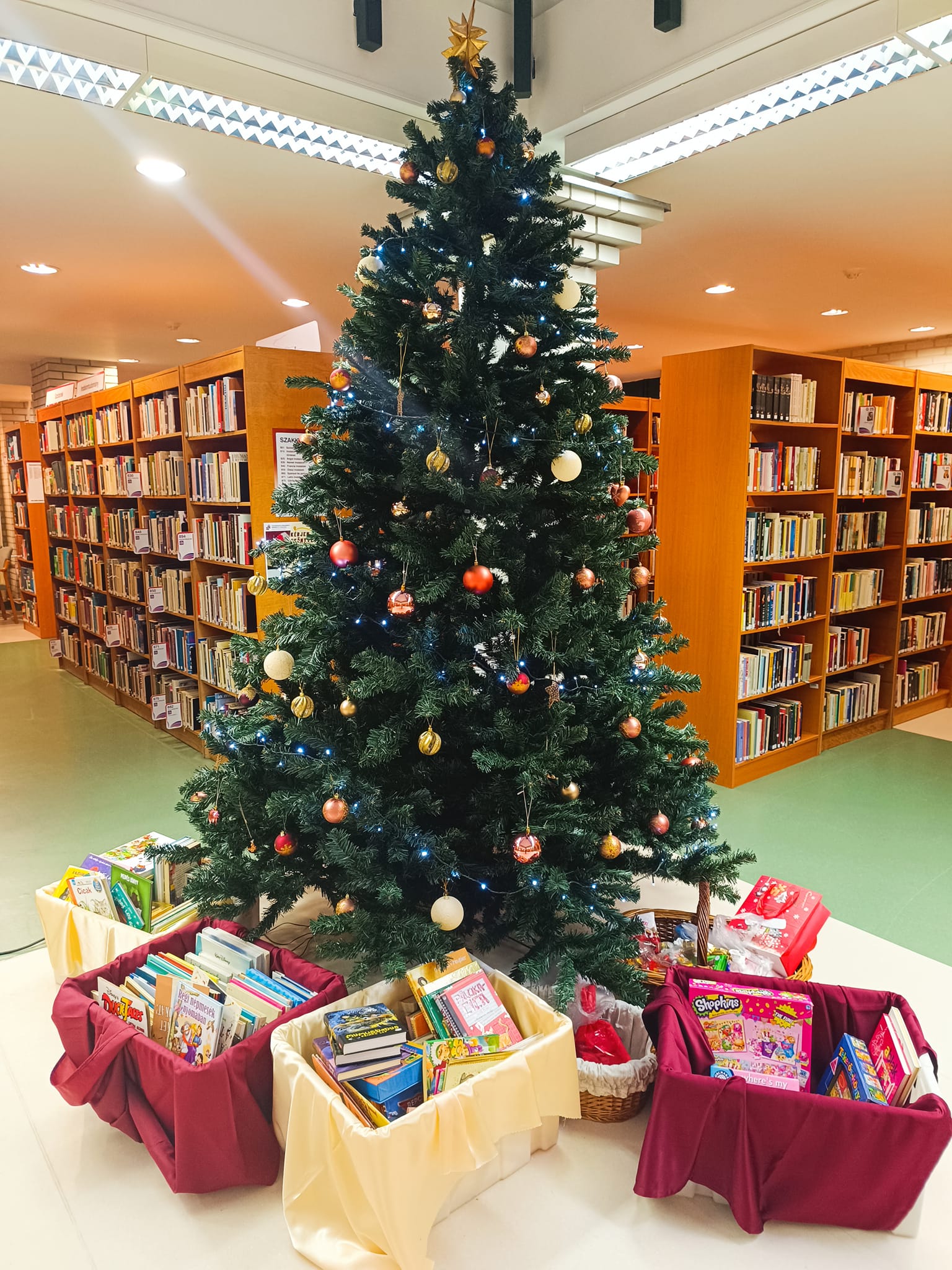 Ajándékok a karácsonyfa alatt