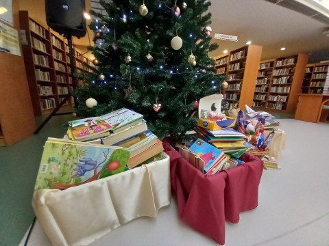 Ajándékok a karácsonyfa alatt