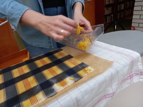 Méhviaszos kendő készítése.