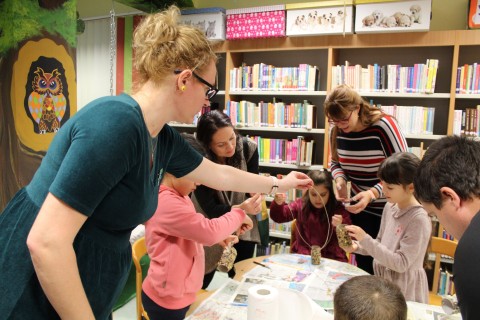Családi barkácsdélután a gyermekkönyvtárban.