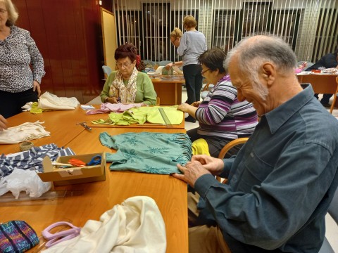 Használt pólóból varrás nélkül táskát készítettünk.