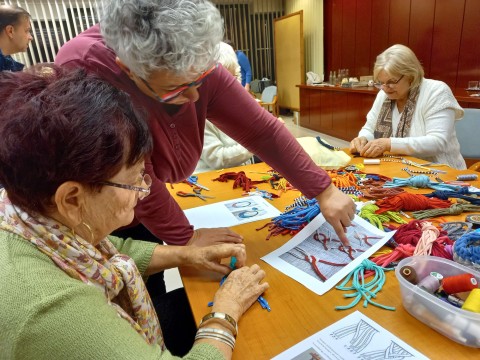 Pólófonalból nyaklánc készült.