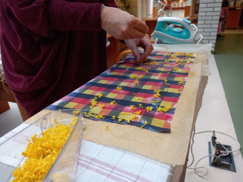 Méhviaszos kendő készítése.