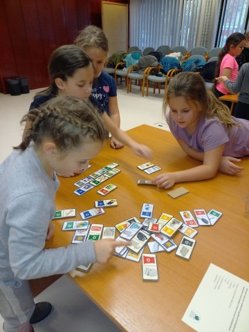 A szelektív hulladékgyűjtést dominó játékkal szemléltettük.