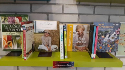 A kihelyezett könyvek a Témánál vagyunk polcon