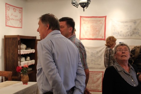 Ha a falak beszélni tudnának… című kiállítás megnyitója