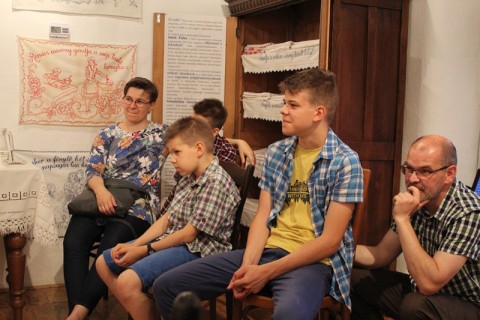 Hallgatóság Szeleczki Mónika, nívódíjas palóc mesemondó előadásán