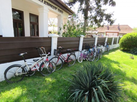 Kerékpárral érkeztek a vendégek a Tájházak napjára