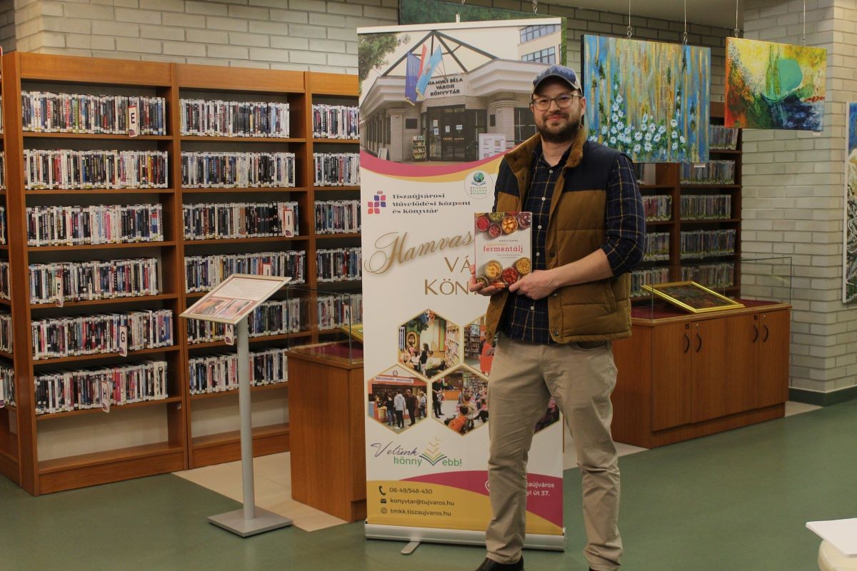 Andrew AzAmerikai Király Ágnes könyvét ajánlja