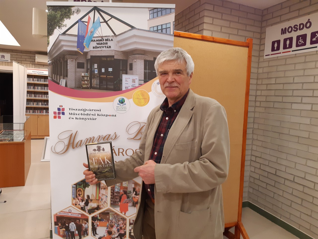 Gyulai Iván a könyvet ajánlja