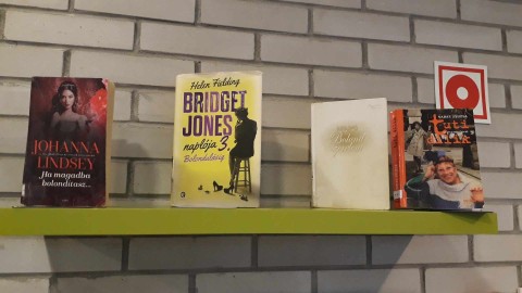 A kihelyezett könyvek a Témánál vagyunk polcon