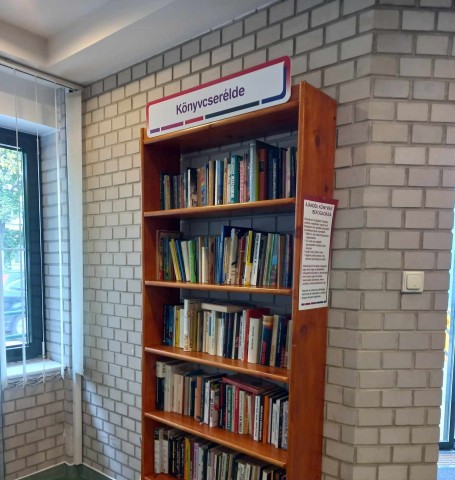 Könyvcserélde polc a folyóiratolvasóban