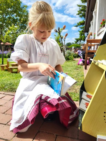 Könyvet nézegető kislány