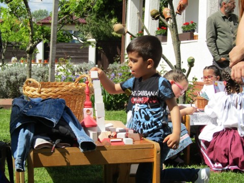 Kisfiú építőkockával játszik