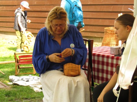 Barcsay Andrea fazekas bemutatja a drótos mesterséget