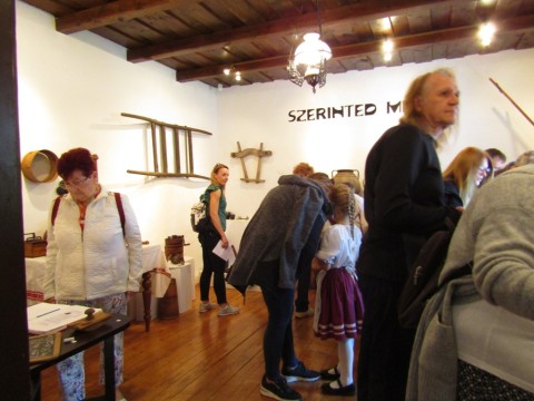 A látogatók megtekintik a 