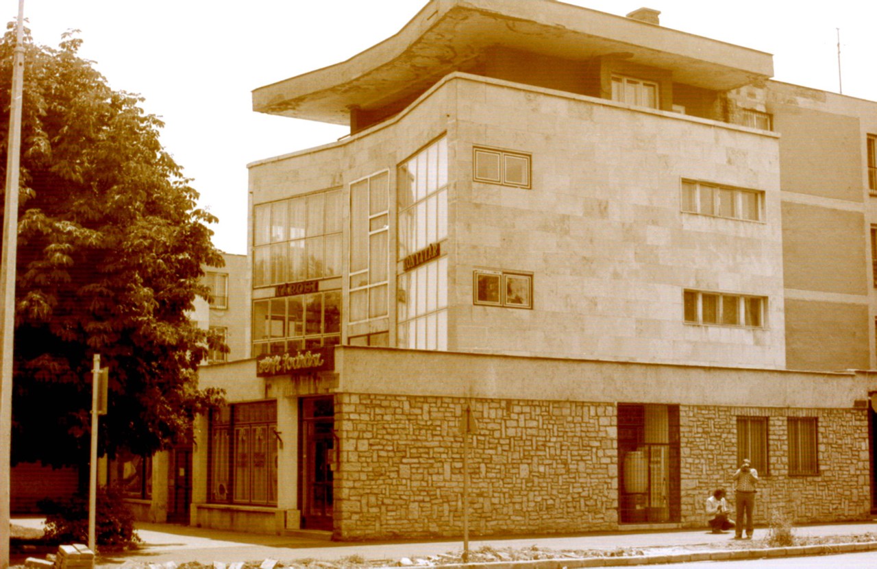 Két emelet könyvtár egy emelet lakás