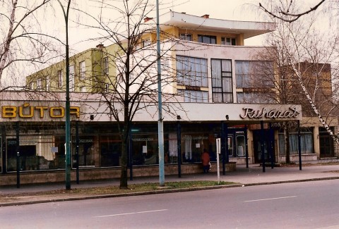 A Bútorbolt és a sarkon a híres Gyuri szalon