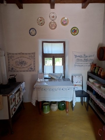 Új tányérok, új falvédő a Tájházban