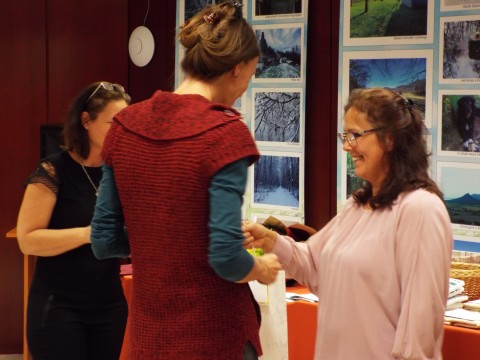 Harangozó Edit átveszi az ajándékot