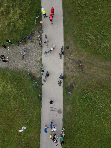 AAz iskolások a kerékpártúra alatt madártávlatból