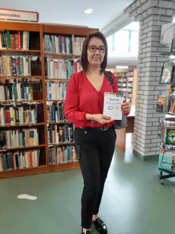 Baloghné Zsipi Hajnalka, a 6. osztály osztályfőnöke átveszi az oklevelet és az ajándékot