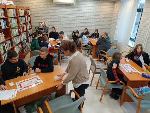 Garfield nem dob ki ételt című társasjátékkal játszanak a gyerekek.