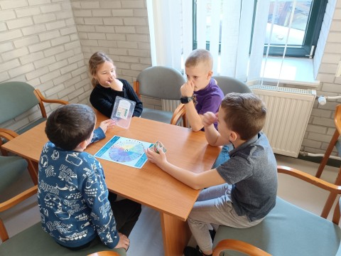 A gyerekek ismerkednek a minőségmegőrzési idővel.