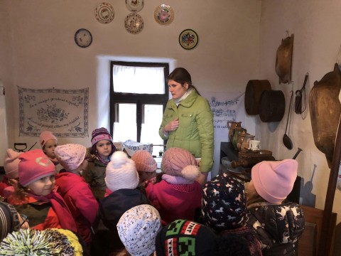 Az óvodások megnézik a pitvart.