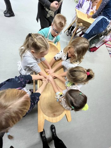 Saját uzsonnájukat gyúró gyerekek.