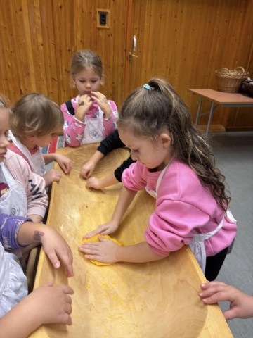 A kukoricából készülő görhét teknőben gyúrták a gyerekek.