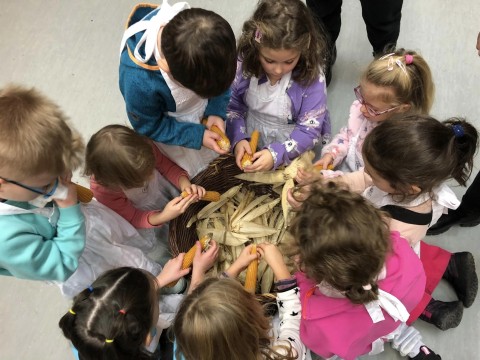 Kukoricát morzsoló ovisok.