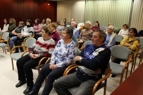 A közönség figyelmesen hallgatja az előadást.