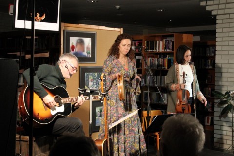 A Róka Lánya zenekar előadás közben.