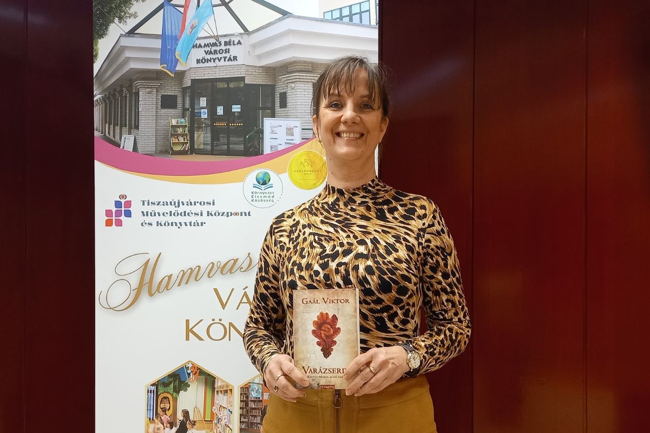 Luczai Gabriella a könyvet ajánlja