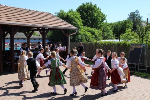 Az Apró Tiszagyöngy néptáncegyüttes