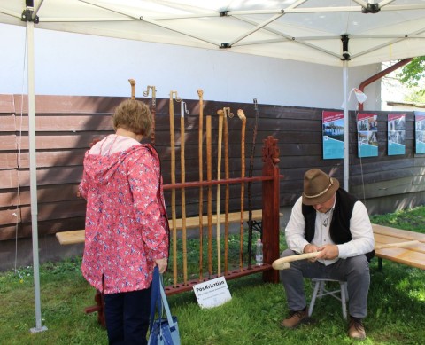 Pós Krisztián fafaragó munka közben