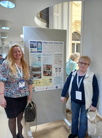 Oroszné Grebely Zsuzsanna és Kitka Zsuzsanna a Több, mint kiállítás poszter előtt