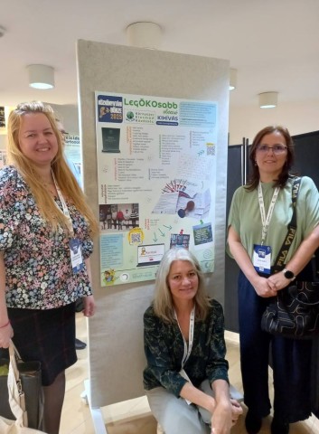 Riczu Anikó, Oroszné Grebely Zsuzsanna és Kázsmér Ágnes a legÖKOsabb olvasó kihívás poszter előtt
