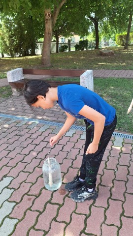 Gyertyamártás közben.