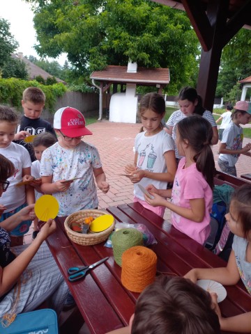 A szövés technikájával ismerkednek a gyerekek.