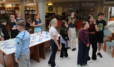 A gyerekek előkészülnek a társasjátékhoz.